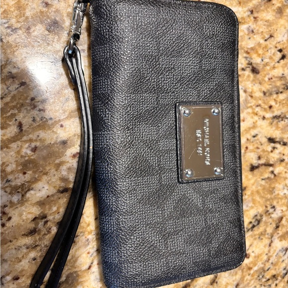 Michael Kors Wristlet/ Wallet /Phone Holder - Picture 3 of 8